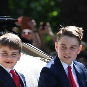 La cérémonie a démarré ce samedi, au Palais de Buckingham.

Le prince Louis de Galles, Le prince George de Galles, - Les membres de la famille royale britannique arrivent à Buckingham Palace pour la cérémonie Trooping the Colour à Londres,. Affecté par le crash du Boeing 787 Dreamliner à Ahmedabad, le souverain et les officiels porteront un brassard noir en hommage aux plus de 270 victimes. Bon nombre d'elles étaient des ressortissants britanniques.
© Goff Inf / Bestimage