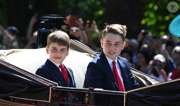 La cérémonie a démarré ce samedi, au Palais de Buckingham.

Le prince Louis de Galles, Le prince George de Galles, - Les membres de la famille royale britannique arrivent à Buckingham Palace pour la cérémonie Trooping the Colour à Londres,. Affecté par le crash du Boeing 787 Dreamliner à Ahmedabad, le souverain et les officiels porteront un brassard noir en hommage aux plus de 270 victimes. Bon nombre d'elles étaient des ressortissants britanniques.
© Goff Inf / Bestimage
