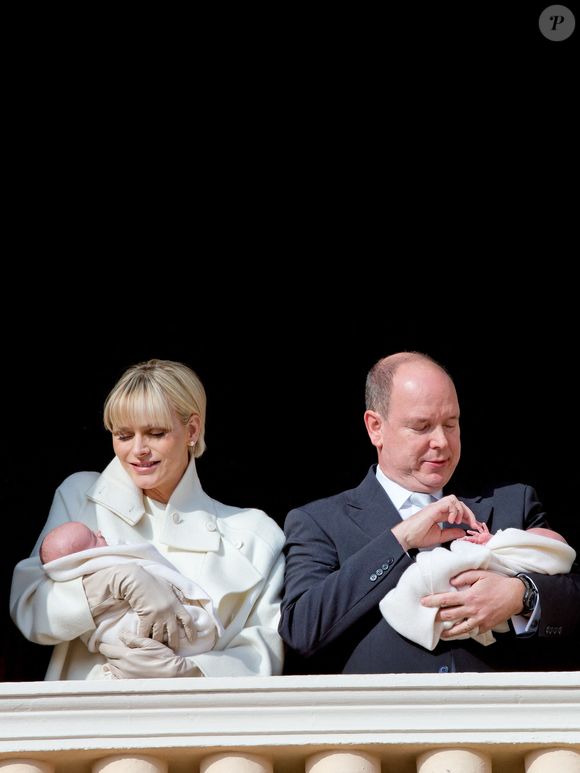 Le prince Albert et la princesse Charlène de Monaco présentent leurs jumeaux, la princesse Gabriella et le prince Jacques, au public monégasque sur le balcon du Palais princier à Monte-Carlo, Monaco, le 7 janvier 2015. Photo by Patrick Van Katwijk/DPA/ABACAPRESS.COM - Point De Vue Out