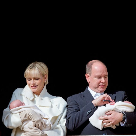 Le prince Albert et la princesse Charlène de Monaco présentent leurs jumeaux, la princesse Gabriella et le prince Jacques, au public monégasque sur le balcon du Palais princier à Monte-Carlo, Monaco, le 7 janvier 2015. Photo by Patrick Van Katwijk/DPA/ABACAPRESS.COM - Point De Vue Out