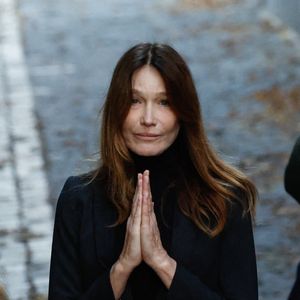 Carla Bruni - La famille et les soutiens de Nicolas Sarkozy se sont réunis devant son domicile le jour de son incarcération à la prison de la Santé à Paris le 21 octobre 2025. © Moreau / Jacovides / Bestimage