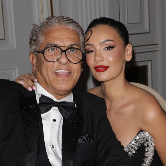 Les photographes n'ont pas manqué d'immortaliser le héros de la saga "Taxi", Samy Naceri, et sa jeune compagne Sofia Athéna, qui a une trentaine d'années de moins que lui.

Samy Naceri et sa compagne Sofia Athéna - 47ème édition du Gala "Best Awards" à l'hôtel Four Seasons Hôtel George V à Paris le 28 janvier 2025. © Coadic Guirec/Bestimage