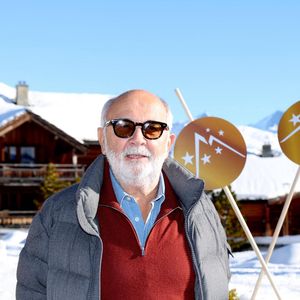 Gérard Jugnot au photocall du film "Y a pas de Réseau" dans le cadre de la 28ème édition du festival International du Film de Comédie à l'Alpe d'Huez, France, le 15 janvier 2025. © Dominique Jacovides/Bestimage