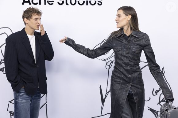 Aliocha Schneider et sa compagne Charlotte Cardin - Photocall du défilé de mode Femmes Printemps/Été 2025 "Acne Studio" lors de la fashion week de Paris. Le 25 septembre 2024 © Olivier Borde / Bestimage