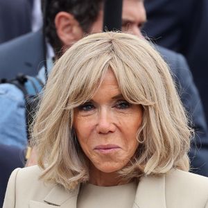 La Première Dame française Brigitte Macron lors d'un bain de foule à la cérémonie du 144ème défilé militaire du 14 juillet, jour de la Fête Nationale, à Paris, France, le 14 juillet 2024. © Dominique Jacovides/Bestimage