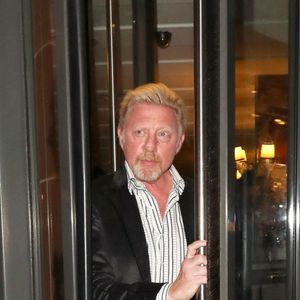 Boris Becker quitte un restaurant avec des amis à Londres le 12 juillet 2018. Photo par Bestimage