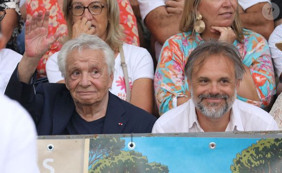 pour assister à une inauguration très chère à son cœur : celle du Trophée Fernand Sardou. Un tournoi de pétanque organisé en hommage à son illustre père, fan de la discipline.


Michel Sardou, Romain Sardou - Michel Sardou rend hommage à son père en famille lors du premier trophée de pétanque "Fernand Sardou" à Bormes-les-Mimosas le 29 mai 2026. Le célèbre chanteur est venu en famille avec sa femme, son fils Romain avec son fils de deux ans et demi et de sa compagne enceinte de son deuxième enfant.

© Franz Chavaroche/Bestimage