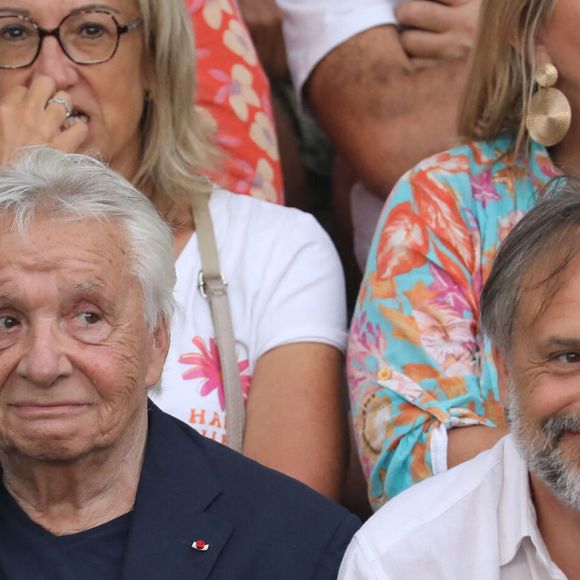 pour assister à une inauguration très chère à son cœur : celle du Trophée Fernand Sardou. Un tournoi de pétanque organisé en hommage à son illustre père, fan de la discipline.


Michel Sardou, Romain Sardou - Michel Sardou rend hommage à son père en famille lors du premier trophée de pétanque "Fernand Sardou" à Bormes-les-Mimosas le 29 mai 2026. Le célèbre chanteur est venu en famille avec sa femme, son fils Romain avec son fils de deux ans et demi et de sa compagne enceinte de son deuxième enfant.

© Franz Chavaroche/Bestimage