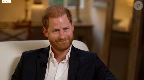 Les images doivent être créditées : BBC

Le prince Harry a déclaré qu'il aimerait se réconcilier avec la famille royale, alors qu'il s'est exprimé après avoir perdu un procès concernant sa sécurité au Royaume-Uni.
Le duc de Sussex, âgé de 40 ans, a également déclaré que la décision du tribunal signifierait qu'il ne pourrait jamais amener ses enfants, Archie, six ans le 6 mai, et Lilibet, trois ans, en Grande-Bretagne.
En ce qui concerne les relations avec son père, le roi Charles, 76 ans, qui se remet d'un cancer, il a déclaré que le monarque ne voulait pas lui parler.
Il a ajouté qu'il ne voulait plus se battre et qu'il ne savait pas combien de temps il restait à son père.
Harry s'est entretenu avec tBBC News en Californie après avoir perdu un appel concernant les niveaux de sécurité auxquels lui et sa famille ont droit lorsqu'ils sont au Royaume-Uni.
Il a déclaré : "Je ne vois pas dans quel monde je pourrais ramener ma femme et mes enfants au Royaume-Uni à ce stade", a-t-il déclaré après sa défaite.
Il a ajouté qu'il y avait eu de nombreux désaccords entre lui et certains membres de sa famille, mais qu'il leur avait maintenant "pardonné".
Il a ajouté : "J'aimerais beaucoup me réconcilier avec ma famille. Cela ne sert à rien de continuer à se battre, la vie est précieuse".

Picture supplied by JLPPA