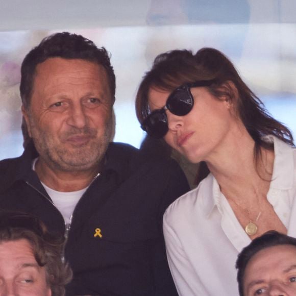 Arthur (Jacques Essebag) et sa femme Mareva Galanter, Alex Vizorek - Célébrités dans les tribunes de la finale homme des Internationaux de France de tennis de Roland Garros 2024 à Paris le 9 juin 2024. © Jacovides-Moreau/Bestimage