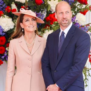 Alerte ! Kate Middleton et le prince William pourraient prochainement déménager...

Le prince William, prince de Galles, et Catherine (Kate) Middleton, princesse de Galles - Le roi Charles III d'Angleterre et Camilla Parker Bowles, reine consort d'Angleterre, accueillent le couple présidentiel français le président Emmanuel Macron et sa femme la Première Dame Brigitte Macron sur Datchet road à Windsor, Royaume Uni © Dominique Jacovides/Bestimage