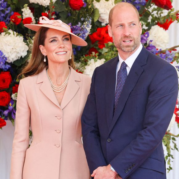 Alerte ! Kate Middleton et le prince William pourraient prochainement déménager...

Le prince William, prince de Galles, et Catherine (Kate) Middleton, princesse de Galles - Le roi Charles III d'Angleterre et Camilla Parker Bowles, reine consort d'Angleterre, accueillent le couple présidentiel français le président Emmanuel Macron et sa femme la Première Dame Brigitte Macron sur Datchet road à Windsor, Royaume Uni © Dominique Jacovides/Bestimage