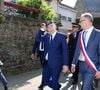 "Cela doit se faire par petites touches", confiait le prince, dans un entretien qu'il avait accordé à Riviera Radio, la station du Rocher.
Le prince Albert II de Monaco, François de Keréver, préfet des Côtes-d'Armor, et Jean-René Carfantan, maire de Matignon, lors d'une visite à Matignon le 9 avril 2025. © Dominique Jacovides / Bestimage