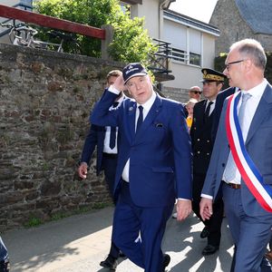 "Cela doit se faire par petites touches", confiait le prince, dans un entretien qu'il avait accordé à Riviera Radio, la station du Rocher.

Le prince Albert II de Monaco, François de Keréver, préfet des Côtes-d'Armor, et Jean-René Carfantan, maire de Matignon, lors d'une visite à Matignon le 9 avril 2025. © Dominique Jacovides / Bestimage