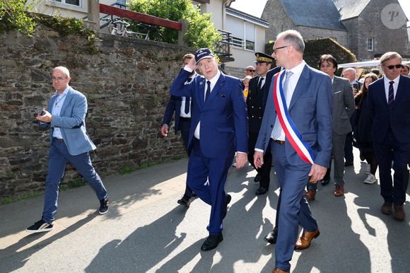 "Cela doit se faire par petites touches", confiait le prince, dans un entretien qu'il avait accordé à Riviera Radio, la station du Rocher.

Le prince Albert II de Monaco, François de Keréver, préfet des Côtes-d'Armor, et Jean-René Carfantan, maire de Matignon, lors d'une visite à Matignon le 9 avril 2025. © Dominique Jacovides / Bestimage