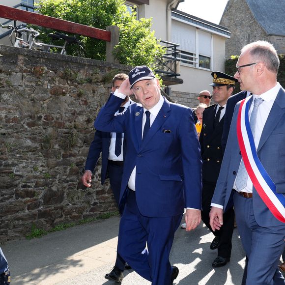 "Cela doit se faire par petites touches", confiait le prince, dans un entretien qu'il avait accordé à Riviera Radio, la station du Rocher.

Le prince Albert II de Monaco, François de Keréver, préfet des Côtes-d'Armor, et Jean-René Carfantan, maire de Matignon, lors d'une visite à Matignon le 9 avril 2025. © Dominique Jacovides / Bestimage