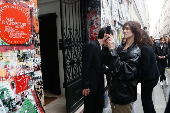 Charlotte Gainsbourg lors de la cérémonie de dévoilement de la plaque "Maison des Illustres" de la Maison Gainsbourg à Paris, France, le 2 avril 2024. © Christophe Clovis/Bestimage