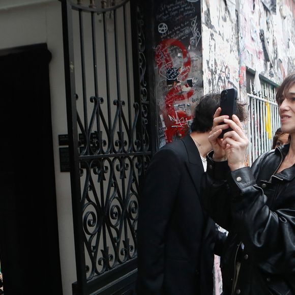 Charlotte Gainsbourg lors de la cérémonie de dévoilement de la plaque "Maison des Illustres" de la Maison Gainsbourg à Paris, France, le 2 avril 2024. © Christophe Clovis/Bestimage