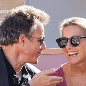 Deux garçons nés en 2003 et 2005 d'une précédente union.

Anne-Sophie Lapix et son mari Arthur Sadoun - Célébrités dans les tribunes des Internationaux de France de tennis de Roland Garros 2024 à Paris le 7 juin 2024.  © Jacovides-Moreau/Bestimage
