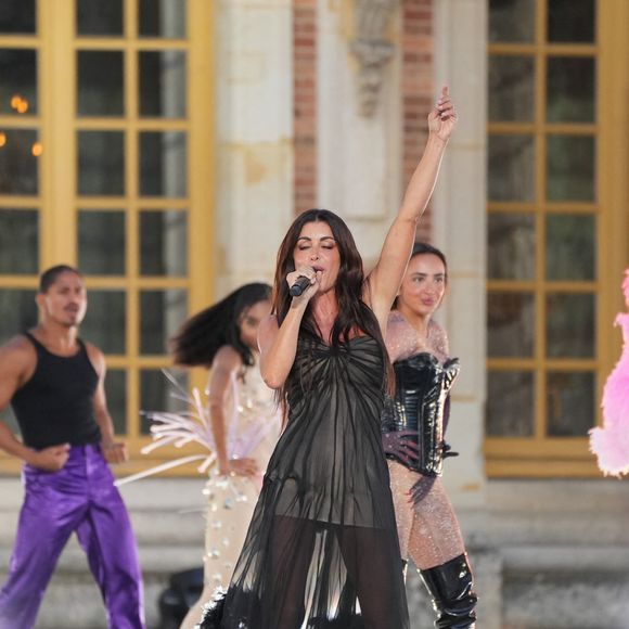 Jenifer, la troupe du Paradis Latin lors de l'enregistrement de l'émission "Versailles en fêtes" diffusée le 5 septembre 2026 sur France 2, à Versailles, France, le 31 août 2026. © Anne-Sophie Guebey/Bestimage