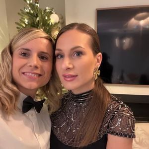 Ce vendredi 13 mars, l'heureuse maman de six enfants a célébré sur Instagram sa première année passée dans son immense maison d'enfance totalement rénovée.

Camille Santoro entourée de ses six enfants et de sa compagne Sophie dans sa nouvelle et immense maison.