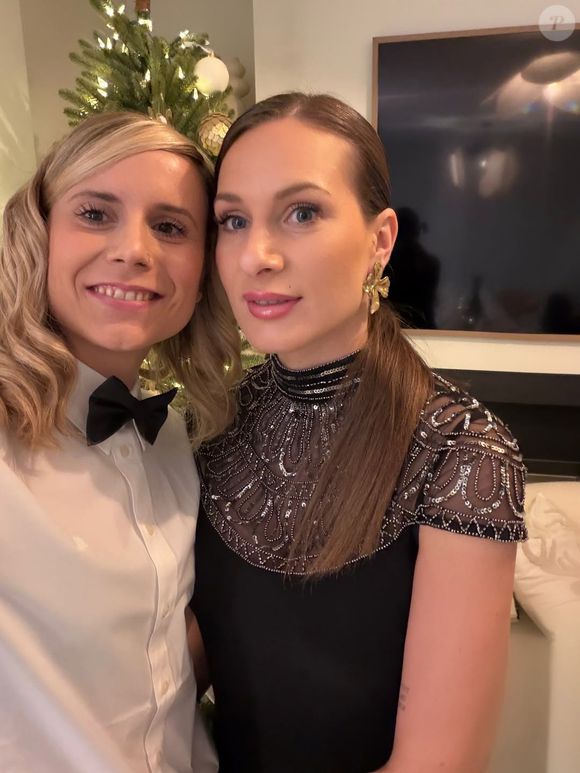 Ce vendredi 13 mars, l'heureuse maman de six enfants a célébré sur Instagram sa première année passée dans son immense maison d'enfance totalement rénovée.

Camille Santoro entourée de ses six enfants et de sa compagne Sophie dans sa nouvelle et immense maison.