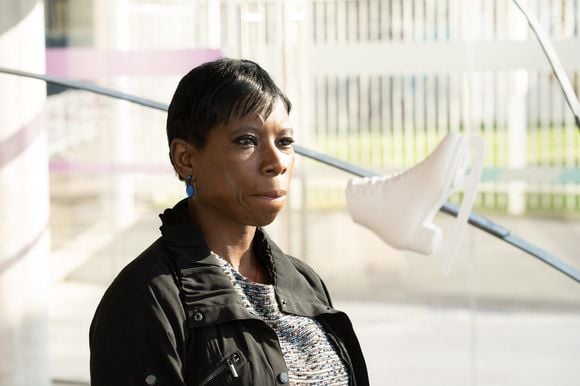 "Je suis juste en colère. J’ai parfois envie de pleurer", a-t-elle déclaré à la chaîne Fox 5 Vegas.

Surya Bonaly, marraine des mondiaux de patinage artistique 2022 lors de la présentation de la sculpture "20 février 1998, Nagano" de l'artiste Pierre Larauza, le sculpteur à Montpellier, France, le 22 mars 2022. © Stéphanie Gouiran/Panoramic/Bestimage