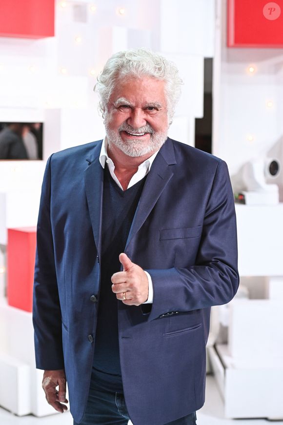 Une tournée d’adieu intitulée Clap de fin a été organisée pour ses fans.

Roland Magdane - Enregistrement de l'émission "Vivement Dimanche" au Studio Gabriel, présentée par M.Drucker et diffusée sur France 3 le 24 septembre
© Guillaume Gaffiot / Bestimage