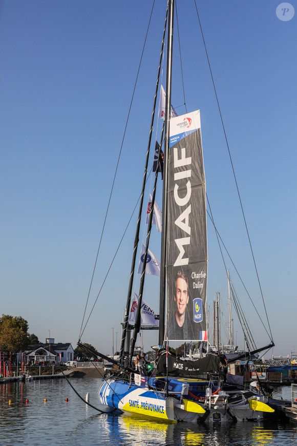 Charlie Dalin pendant le Vendée Globe 2024, le 1er novembre 2024 aux Les Sables-d'Olonne, France © Bruno Vandevelde/MPSAgency/Bestimage