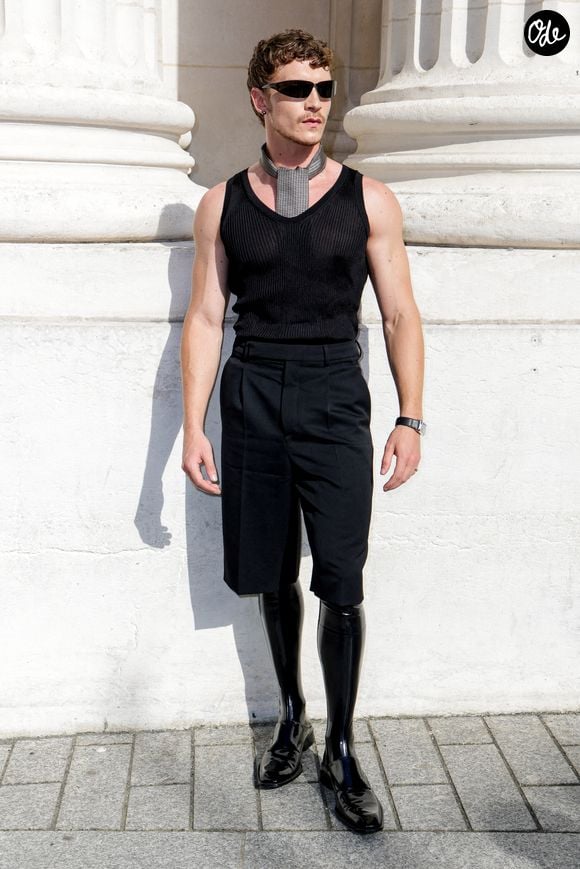 Connor Storrie aux arrivées du deuxième défilé de mode Saint Laurent Prêt à Porter Collection Homme Printemps/Été 2027 lors de la Fashion Week de Paris à la Bourse de Commerce - Pinault Collection, à Paris, France, le 23 juion 2026. © Olivier Borde/Bestimage