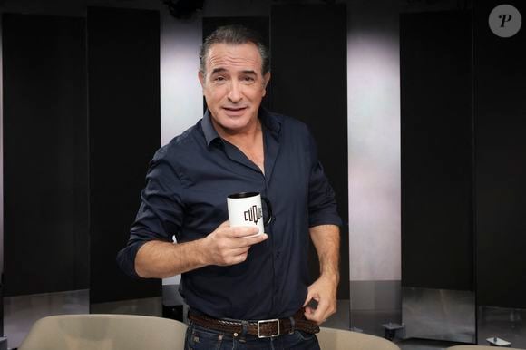Le comédien a célébré l'arrivée du Beaujolais Nouveau.

Jean Dujardin, sur le plateau de Clique présenté par M.Achour, et diffusé sur Canal + le 27 octobre 2025, à Paris, France, le 21 octobre 2025. © Jack Tribeca/Bestimage