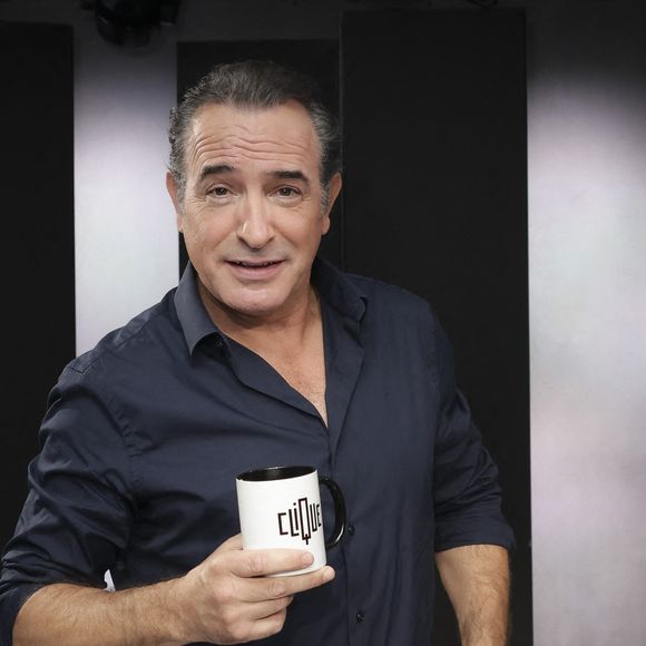 Le comédien a célébré l'arrivée du Beaujolais Nouveau.

Jean Dujardin, sur le plateau de Clique présenté par M.Achour, et diffusé sur Canal + le 27 octobre 2025, à Paris, France, le 21 octobre 2025. © Jack Tribeca/Bestimage