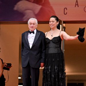 Robert de Niro, Tiffany Chen lors de la cérémonie d'ouverture du 78ème Festival de Cannes à Cannes, France, le 13 mai 2025. Photo par Julien Reynaud/APS-Medias/ABACAPRESS.COM