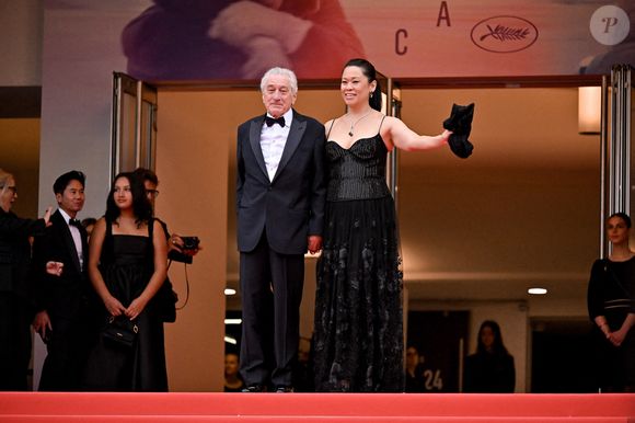Robert de Niro, Tiffany Chen lors de la cérémonie d'ouverture du 78ème Festival de Cannes à Cannes, France, le 13 mai 2025. Photo par Julien Reynaud/APS-Medias/ABACAPRESS.COM