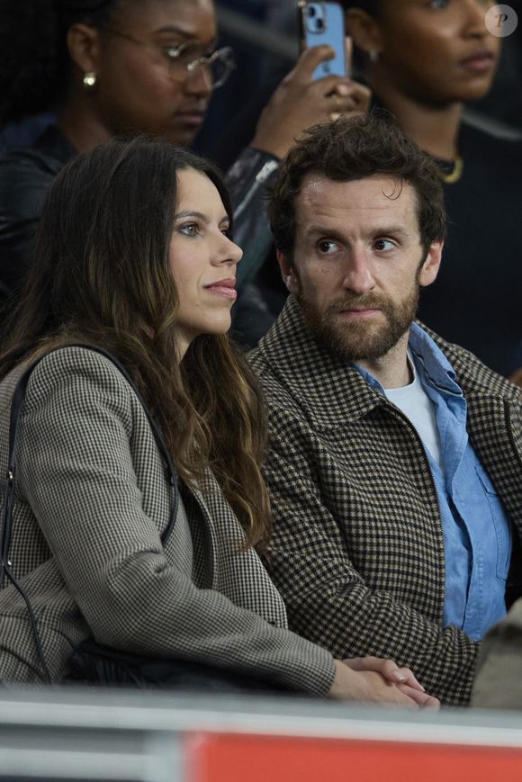 Lisa Brunet et son compagnon Pablo Mira en tribunes du match de Ligue 1 McDonald's opposant le Paris Saint-Germain (PSG) au Racing Club de Strasbourg Alsace (4-2) au Parc des Princes à Paris, France, le 19 octobre 2024. © Cyril Moreau/Bestimage