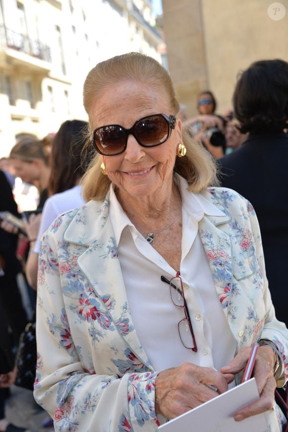 C'est Françoise Dumas, une célèbre organisatrice d'événements de luxe, qui a annoncé la triste nouvelle, sur Instagram. "Chère Doris, je t'avais promis d'organiser tes 100 ans", écrit-elle.

Doris Brynner au défilé de mode "Christian Dior", collection Haute-Couture automne-hiver 2015/2016, à Paris, le 6 juillet 2015. © Veeren - Christophe Clovis / Bestimage