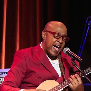 Les deux artistes avaient interprété en duo la bande originale de La Belle et la Bête (1991), écrite par Alan Menken et Howard Ashman.

Peabo Bryson, Instagram
