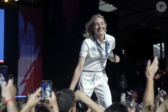 La médaillée du triathlon Cassandra Beaugrand au Club France rencontre des milliers de fans.  Jeux Olympiques de Paris 2024, à Paris, France, le 31 juillet 2024. Photo par Kelly Linsale / bePress Photo Agency/bppa.be/ABACAPRESS.COM
