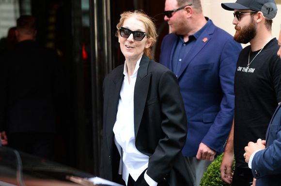 Céline Dion, accompagnée de son fils René-Charles Angélil, arrive à l'hôtel Royal Monceau à Paris avant l'ouverture des JO (Jeux Olympiques) Paris 2024 le 23 juillet 2024. La chanteuse devrait être présente à la cérémonie d’ouverture des Jeux olympiques Paris 2024, ce vendredi 26 juillet 2024.

Photo : Agence / Bestimage