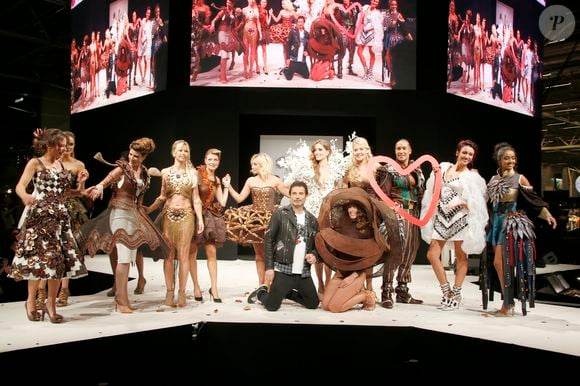 Le salon se déroulera du 29 octobre au 2 novembre 2025. Estelle Mossely, Chloe Nabedian, Hapsatou Sy, Tonya Kinzinger, Romane Serda, Sandrine Arcizet, Priscilla Betti, Ellen Batelaan, Carine Galli, Laurent Maistret, Delphine Wespiser, Camille Lou, Dounia Coesens, Richard Orlinski, Silvia Notargiacomo - Défilé du 23ème Salon du Chocolat à la Porte de Versailles à Paris. Le 27 octobre 2017 © Christophe Aubert via Bestimage