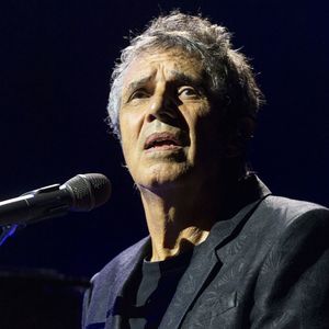 "Moi j'intériorise pas mal. Je ne montre pas beaucoup ma tristesse. Par contre, ça me tombe dessus à des moments où je m'y attends pas", a notamment confié le chanteur

Julien Clerc en concert lors du Festival "Paris Paradis" à la Villette à Paris le 9 septembre 2023. © Pierre Perusseau/Bestimage