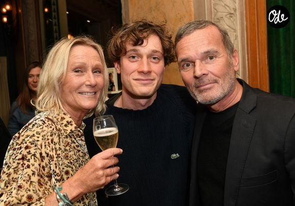 Devenue sa femme, cela fait des décennies qu'elle vit à ses côtés

Exclusif - Laurent Baffie avec sa femme Sandrine et son fils Benjamin - Laurent Baffie fête son succès littéraire "1 Million de livres vendus" aux Deux Magots à Paris le 8 mars 2023. © Veeren/Bestimage