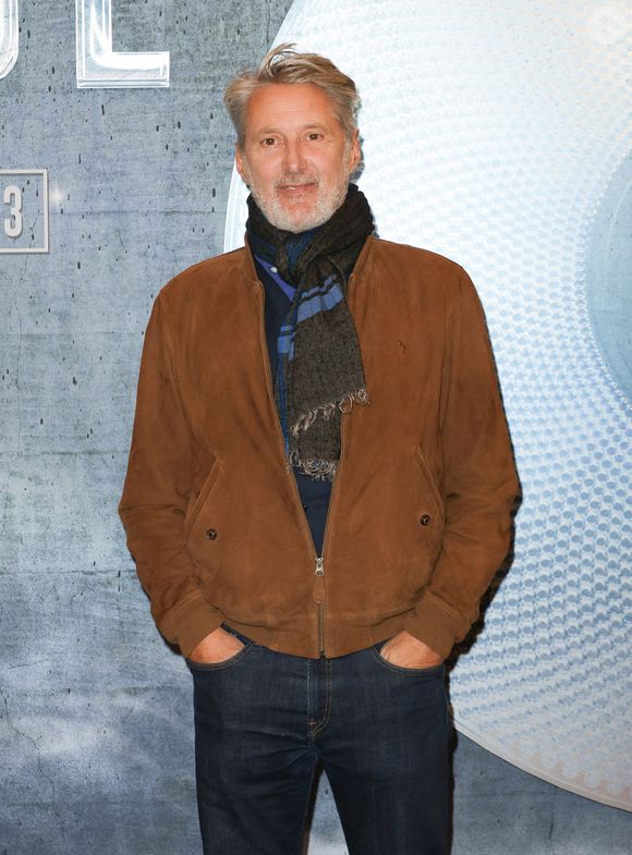 Chaque période de sa vie de père lui a permis d’évoluer : “Je ne suis pas le même père à ces trois moments différents de ma vie.”

Antoine de Caunes - Avant-première de la série "Validé" saison 3 au cinéma le Grand Rex à Paris le 3 novembre 2025. © Coadic Guirec/Bestimage