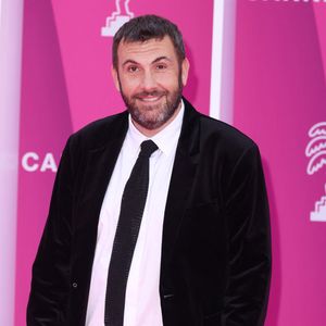 l souffre de voir son poids faire le yoyo à l'écran au fil des saisons de "Camping Paradis".

Laurent Ournac - Soirée d'ouverture de la 7ème saison de "CanneSeries" à Cannes le 5 avril 2024. © Denis Guignebourg/Bestimage
