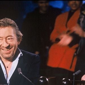 Archives - Serge Gainsbourg et Béatrice Dalle lors de l'émission "Lunettes noires pour nuits blanches" au Palace à Paris en 1989. (AGENCE / BESTIMAGE).