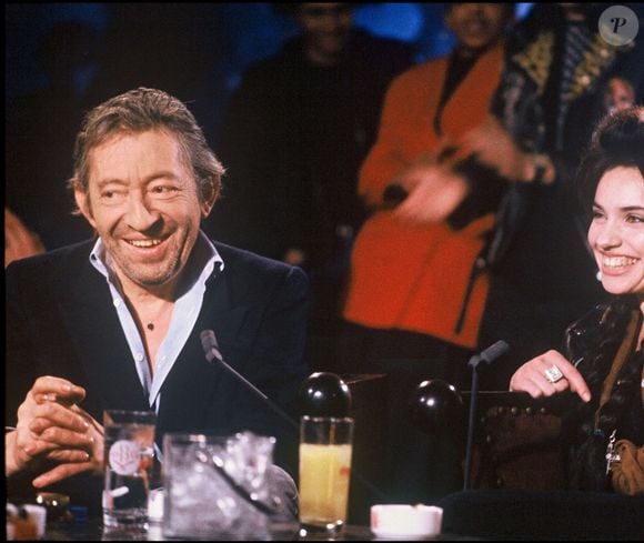 Archives - Serge Gainsbourg et Béatrice Dalle lors de l'émission "Lunettes noires pour nuits blanches" au Palace à Paris en 1989. (AGENCE / BESTIMAGE).