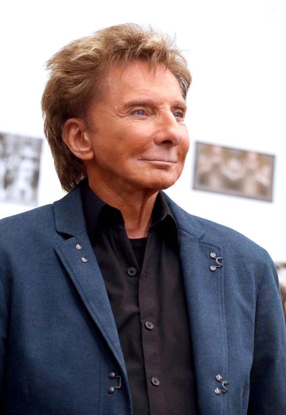 Le 27 septembre 2023, New York, New York, USA : Le chanteur et compositeur BARRY MANILOW, vu lors de l'événement de presse pour présenter le nouveau spectacle musical Harmony™ de Broadway qui s'est tenu à Open Jar Studios. ( © Nancy Kaszerman/Zuma Press/Bestimage)