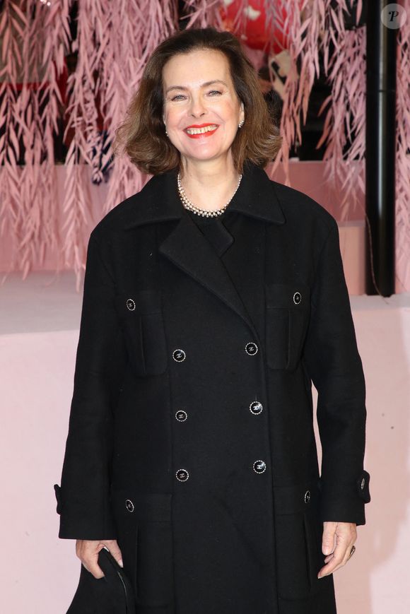 L’actrice assume pleinement son âge et privilégie une beauté naturelle.

Carole Bouquet - Défilé de Mode Chanel - Front Row, Collection Haute Couture Printemps/Été 2026, dans le cadre de la Fashion Week de Paris, France
© Bertrand Rindoff / Bestimage