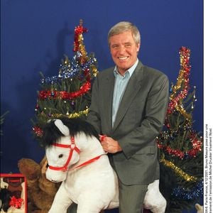 © Jean-Jacques Datchary/ABACA. 30804-6. Paris-France, 4/12/2001. Bruno Masure pose pour une séance photo a l'occasion de l'enregistrement de l'emission de Michel Drucker Vivement Noel.