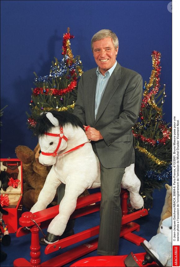© Jean-Jacques Datchary/ABACA. 30804-6. Paris-France, 4/12/2001. Bruno Masure pose pour une séance photo a l'occasion de l'enregistrement de l'emission de Michel Drucker Vivement Noel.
